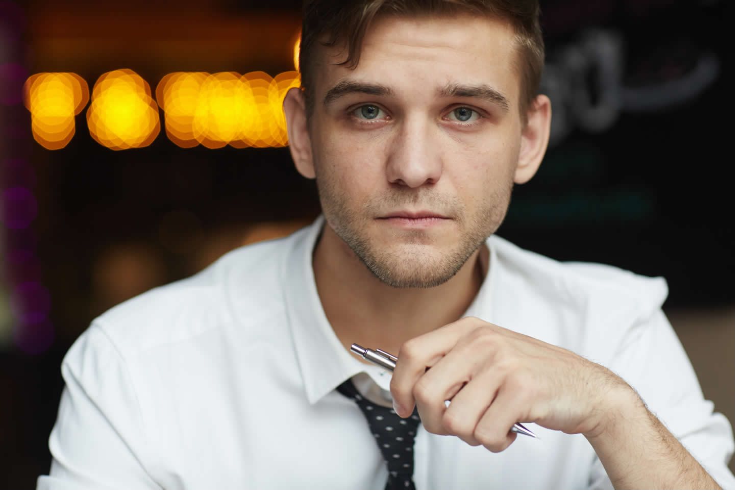  Dr. Kael Ribeiro – Psiquiatra na Barra da Tijuca RJ Especialidade: Transtornos de Ansiedade (TAG, Pânico, Fobias) e Manejo do Estresse em ambientes de alta performance. Abordagem: Dr. Kael compreende a pressão do cotidiano na Barra e atua como um arquiteto, ajudando seus pacientes a construir uma estrutura de calma e resiliência. Sua prática integra a farmacoterapia moderna com técnicas para gerenciamento da ansiedade, como a regulação do sono e estratégias de enfrentamento do estresse, permitindo que o indivíduo recupere o controle e a tranquilidade. Endereço: Avenida Afonso Arinos de Melo Franco, 222, Edifício Barra Prime, Sala 1502 – Barra da Tijuca, Rio de Janeiro – RJ Telefone: (21) 97777-2222