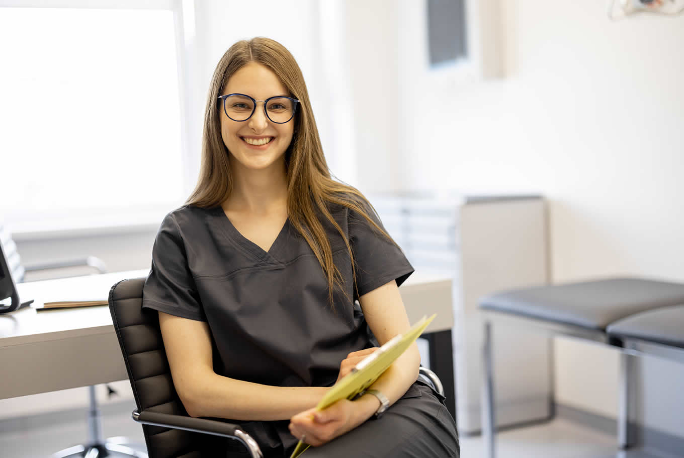 Dra. Serena Marinho - Psiquiatra na Barra da Tijuca RJ Especialidade: Psiquiatria Geral com foco em Depressão (incluindo Pós-Parto) e Transtorno Bipolar. Abordagem: Dra. Serena vê a mente humana como um jardim que precisa de cuidado e atenção. Ela se dedica a cultivar o bem-estar de suas pacientes, especialmente mulheres em fases de grandes transformações. Seu tratamento combina a farmacoterapia com um olhar integrativo para o estilo de vida, ajudando a florescer a estabilidade emocional e a alegria de viver. Endereço: Avenida Érico Veríssimo, 901, Bloco A, Sala 403 – Barra da Tijuca, Rio de Janeiro – RJ Telefone: (21) 95555-4444